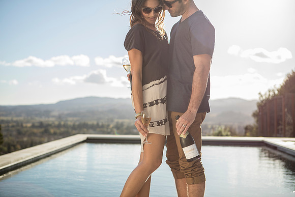 scramsberg-sparkling-wine-couple-by-pool